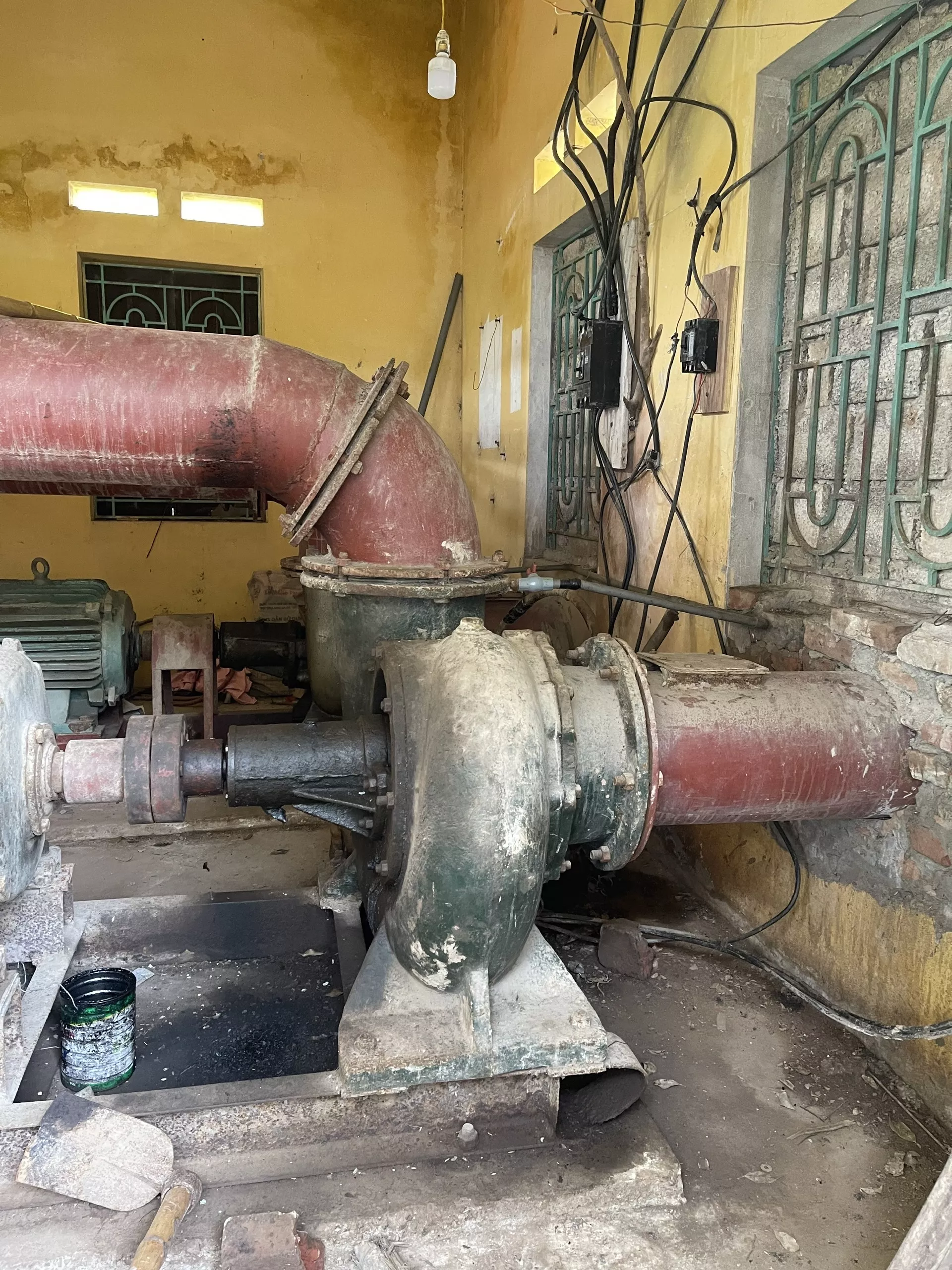 Cán bộ, chuyên gia của Viện KT tài nguyên nước đi khảo sát hiện trạng các trạm bơm vùng ĐB Bắc Bộ
