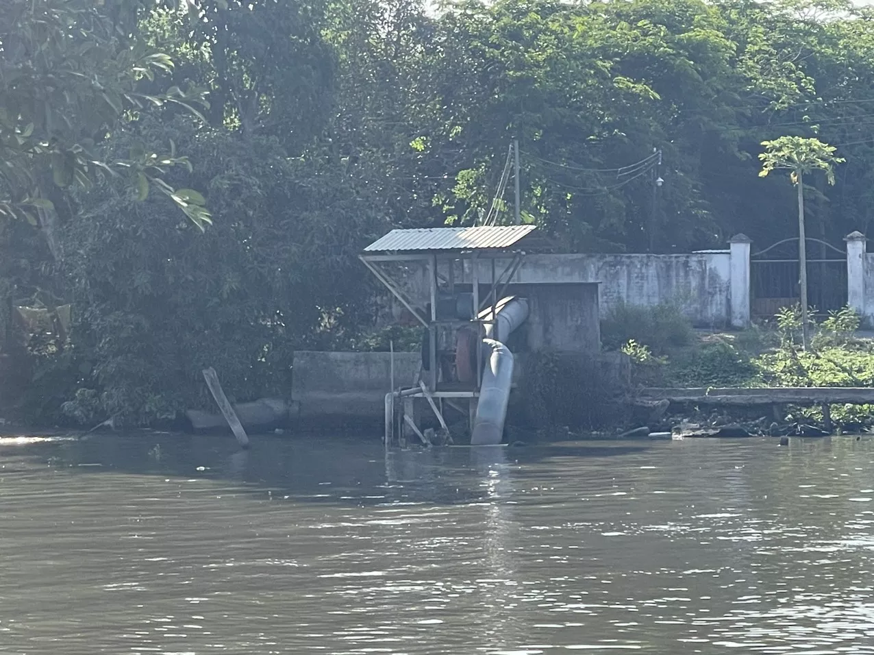 Cán bộ, chuyên gia của Viện KT tài nguyên nước đi khảo sát hiện trạng các trạm bơm vùng ĐB Bắc Bộ